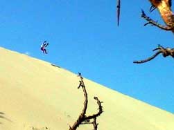 Дима(Gybe) прыгает с песчаной дюны.